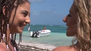 Zwei Huren haben viel Sex auf dem Strand Zwei Huren haben viel Sex auf dem Strand