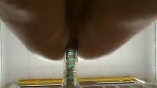 Schwuler Typ hat viel Spaß beim Masturbieren