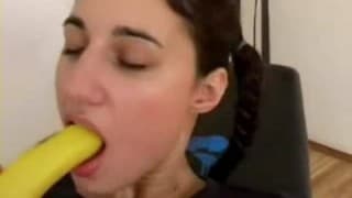 Junge Brünette liebt Banana Split