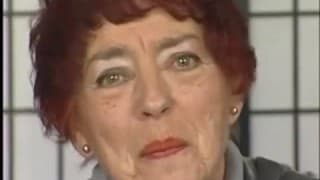 Reife rothaarige Frau holt dicken Dildo heraus