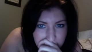 Roter Dildo für gelangweilte runde Brünette