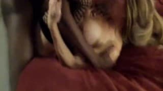 Blonder Amateur nimmt zwei Schwänze anal