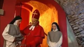 Priester segnet zwei Nonnen mit Schwanz