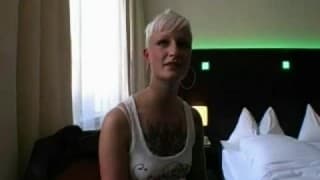 Reifer Punk wird in Amateurfilm gefickt Reifer Punk wird in Amateurfilm gefickt