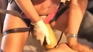 Blondine mit dickem Dildo gefickt Blondine mit dickem Dildo gefickt