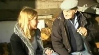 Zwei ältere Typen berühren junge Blondine