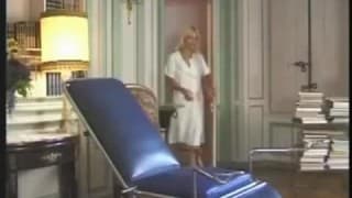 Schwangere Frau bläst den Schwanz ihres Arzt