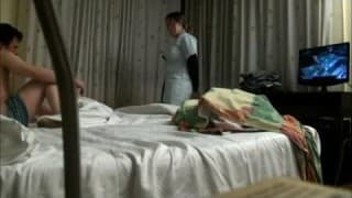 Eine Kamera nimmt junges Paar beim Sex auf