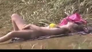 Junge Asiatin masturbiert auf dem Feld Junge Asiatin masturbiert auf dem Feld