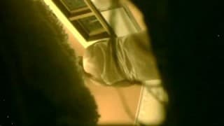 Nackte Frau wird im Badezimmer gefilmt