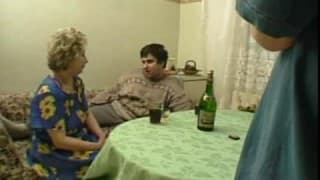 Typ im mittleren Alter dreht Amateurfilm