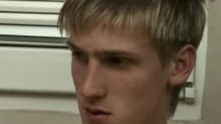 Dieser riesige blonde Typ masturbiert