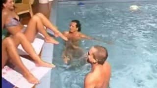 Eine wundervolle Orgie direkt im Schwimmbad Eine wundervolle Orgie direkt im Schwimmbad