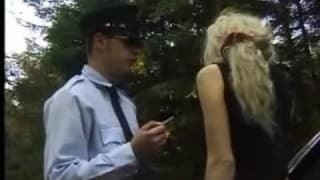 Blondine fickt auf dem Auto vor der Besamung Blondine fickt auf dem Auto vor der Besamung