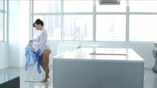 Notgeile brünette Hausfrau fickt und bläst