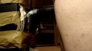 Schwuler Typ sitzt auf dickem schwarzen Dildo