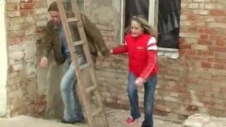 Der Fensterputzer kriegt den Helm geputzt