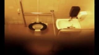 Verstackte Kamera in Frauentoilette Verstackte Kamera in Frauentoilette