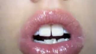 Sie macht es vor der Kamera