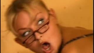 Behalte deine Brille an, Schlampe...!