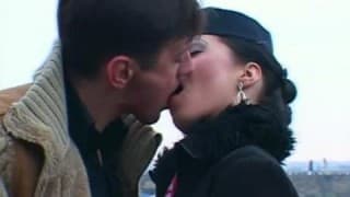 Er kriegt das Beste von dieser Hostesse