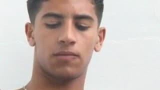 Junger arabischer Typ wichst alleine