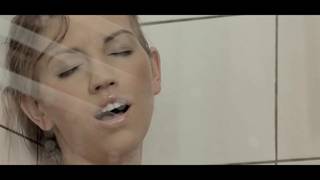 Sie spielt mit ihrer engen Scheide