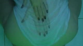 Sie liegt auf dem Badezimmerboden für uns