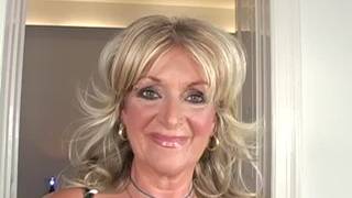 Gierige, alte Schlampe kriegt den Mund voll