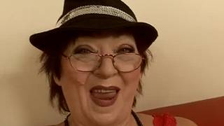 Eine alte Lady wird genagelt