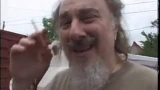 Der alte Mann, der Pisse trinkt