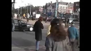 Frau macht sich draußen nackig Frau macht sich draußen nackig