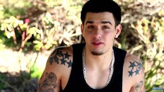 Junger Mann masturbiert gerne