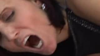 Eine heiße Brünette mit haariger Muschi