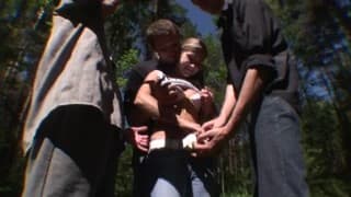 Ein Gangbang im dunklen Wald!