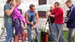 Eine schöne Blondine treibt im Gangbang Eine schöne Blondine treibt im Gangbang