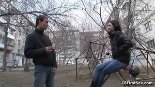 Sie ist 18 Jahre alt und bereit für Pornos