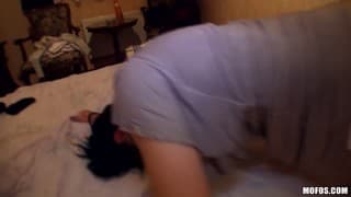 Hungrige Brünette bläst riesigen Schwanz