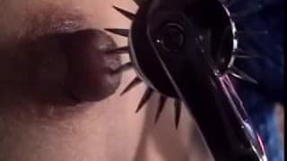 Gefesselte Asiatin kann keinen Finger bewegen