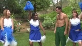 Cheerleader wird draußen gefickt