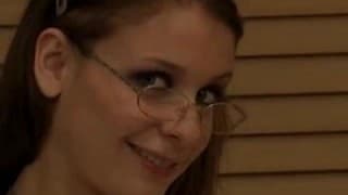 Schulmädchen spielt mit einigen Dildos