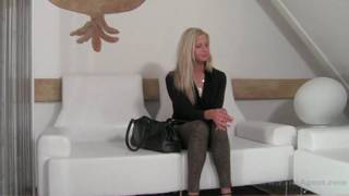 Jennifer wird vor der Kamera genagelt