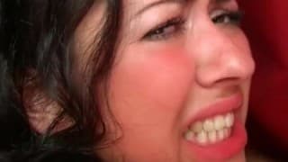 Eine kleine Schlampe in einem Dreier