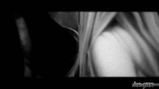 Eine schöne Blondine weiß wie man spaß hat