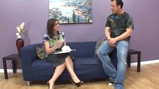 Die vollbusige Mutti Sara Stone mit Brille