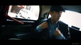 Danny D fickt auf dem roten Sofa