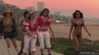 Die Brünette Penny Flame ist sehr notgeil