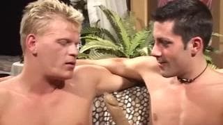 Schwulenporno mit blondem und braunem Typen