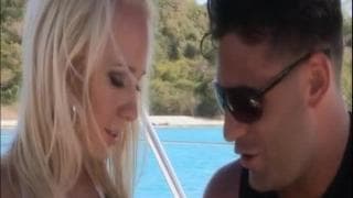 Carla Cox wird auf einer Jacht gebumst