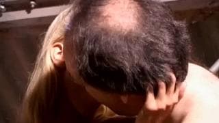 Ein reifer Typ macht es mit Mädchen